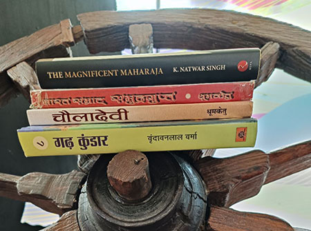 Samay Yaan Rajmehal collection showcasing books on Indian royalty, historical figures, court culture, and artistic traditions.