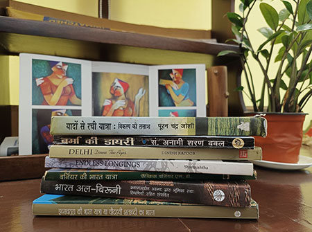 Display of Indian travel literature at Samay Yaan featuring books like City of Djinns, The Great Railway Bazaar, Indica, and other travelogues on India.